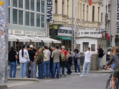 Touristen am Checkpoint Charlie 2026 (Bild: SenStadt)