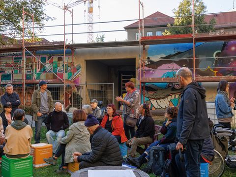 Diskussion im künftigen Mitmachgarten
