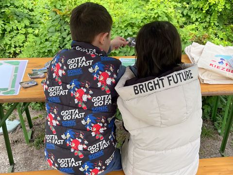 Spielplatzgestaltung mit Klebestift und Schere