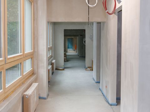 Flur mit neuen Fenstern, Heizkörpern