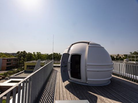 Teleskop auf dem Dach des Helleum II