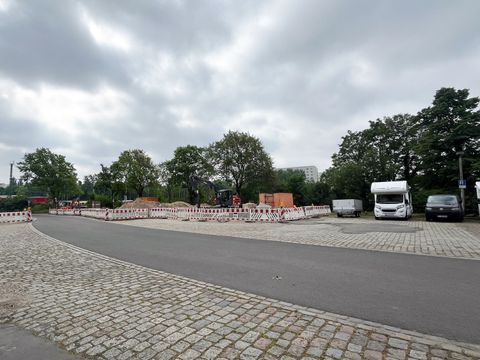 Tristesse auf dem Vorplatz des Friedhofs