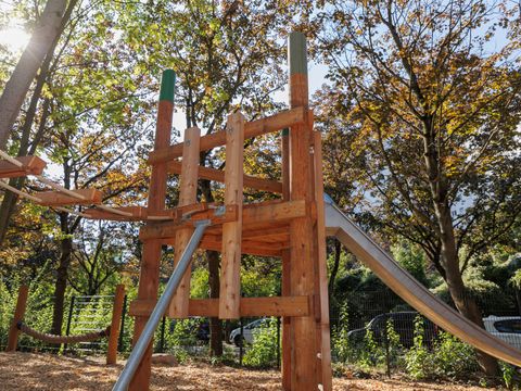 Klettergerüst aus Holz mit neuer Rutsch