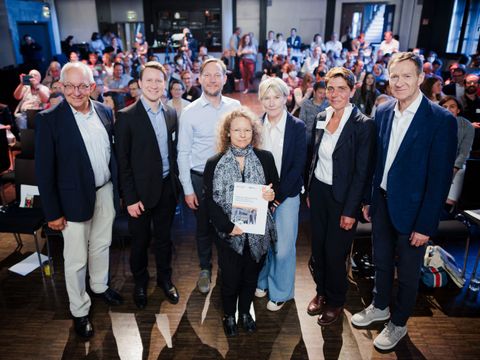 Abschlussveranstaltung am 16.06.2022, v.l.n.r.: Detlef Loy, Mark Mecke (DIW Econ), Stefan Werland (Wuppertal Institut), Dr. Silke Karcher (Staatssekretärin für Umwelt und Klimaschutz), Beate Züchner (SenUMVK), Mechthild Zumbusch (Berliner Energieagentur), Michael Geißler (Berliner Energieagentur) (Bild: Thomas Trutschel/photothek.de)