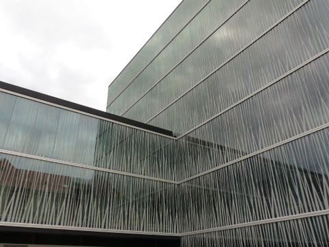 Am Berlin Institute for Medical Systems Biology bieten aufgedruckte Streifen Schutz vor Sonne und Vogelschlag. (Bild: Klemens Steiof)