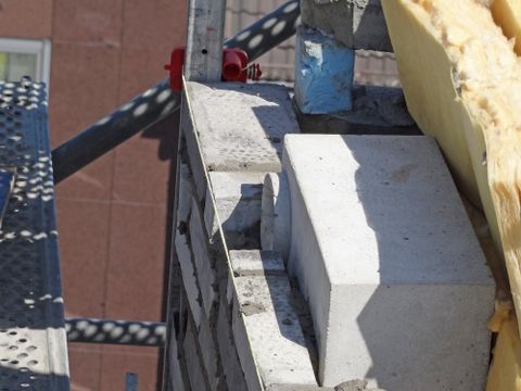 Die Standardkästen liegen hinter der Klinkerverblendung (Bild: Rainer Altenkamp)