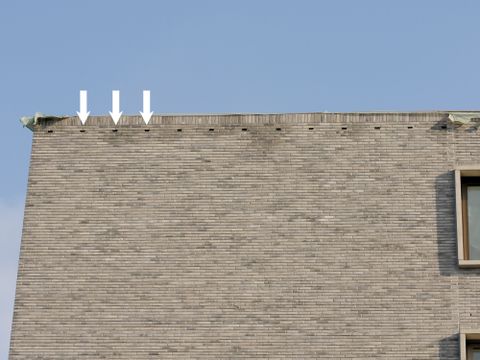 Bei diesem Neubau wurden Mauerseglerkästen an der Dachkante in die Fassaden eingelassen (Bild: Rainer Altenkamp )