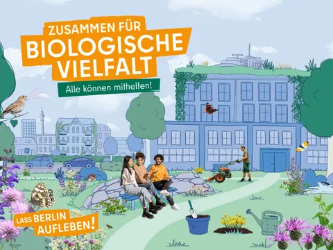 Die Grafik zeigt eine gezeichnete Grünfläche vor Gebäuden und einem Firmenparkplatz, am Horizont der Berliner Fernsehturm. Auf einer Wiese Fotos von Blumen, Pflanzen und einem Mann mit Rasenmäher. Auf einer Parkbank ein Foto von drei Jugendlichen. Schmetterlinge fliegen umher, Vögel sitzen auf Bäumen. Am blauen Himmel steht in weiß auf einem orangenem Balken: ZUSAMMEN FÜR BIOLOGISCHE VIELFALT, darunter auf einem grünen Balken: Alle können mithelfen! Oben rechts in weiß auf orange: LASS BERLIN AUFLEBEN.