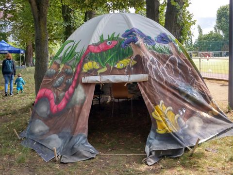 Im mobilen Forschungslabor, dem Wurmloch, können Besucherinnen und Besucher mit allen Sinnen den Boden erforschen. (Bild: Karin Pirhofer Walzl, Weltacker Berlin e.V.)