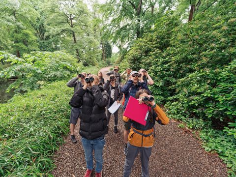 Vogelbeobachtung verbindet – auch im Young Birders Club der NAJU (Naturschutzjugend) Berlin (Bild: Kamil Janus)