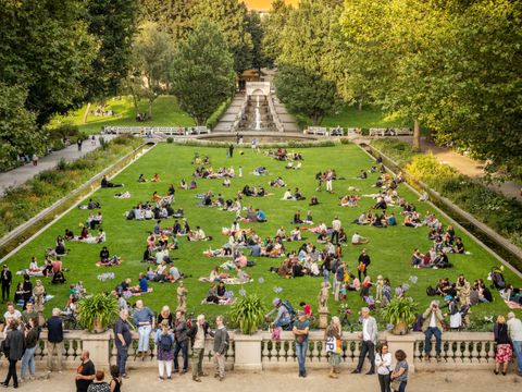Innerstädtische Grünflächen, wie der Körnerpark in Neukölln, werden besonders intensiv genutzt. Aufgrund der hohen Bevölkerungszahl im Einzugsbereich besteht eine Unterversorgung mit wohnungsnahem Grün.