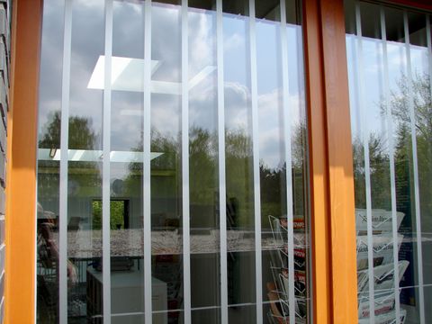 Streifen machen die Scheibe sichtbar. (Bild: Klemens Steiof)