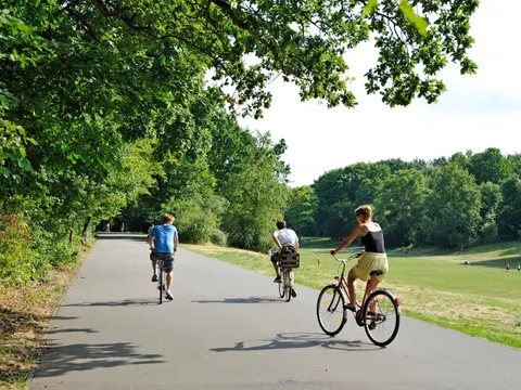 Radfahrer auf dem Weg durch die Hasenheide