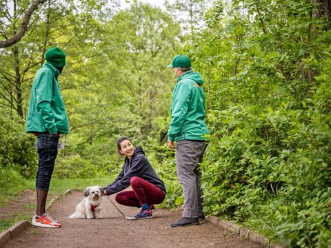 Parkläufer und Parkläuferin im Fennpfuhlpark