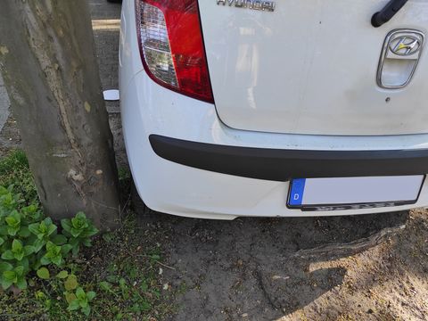 Parkender Pkw auf einer Baumscheibe (Bild: SenMVKU)