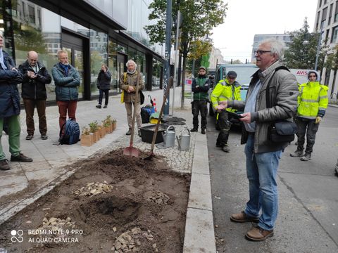 Herr Leder - rechts_Mitarbeiter des Straßen- und Grünflächenamtes Mitte (Bild: SenMVKU)