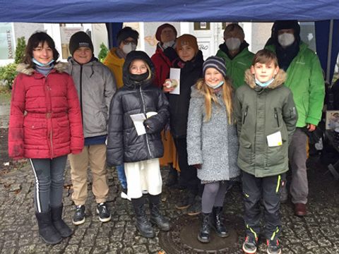 Kinder der Hauptmann-von-Köpenick Schule nehmen an der Baumpflanzung teil