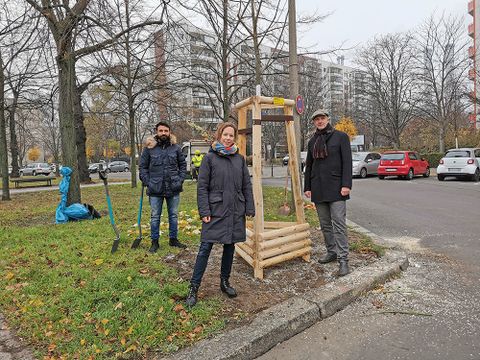 Müsfik Dönmez (Dönmez Garten- und Landschaftsbau Berlin) sowie Merle von Rheinbaben und Dietmar Kodim (Vattenfall Wärme Berlin) (Bild: SenUVK)