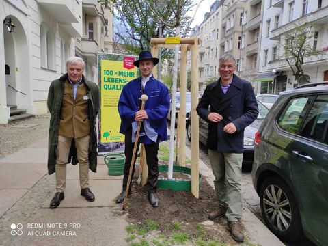 Baumpflanzung zum „Tag des Baumes“ (Bild: SenUVK)