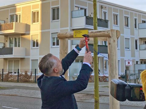 David Weiblein bringt das Spenderschild an (Bild: SenUVK)