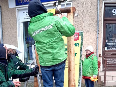 Herr Junge bringt das Spenderschild an. (Bild: SenUVK)