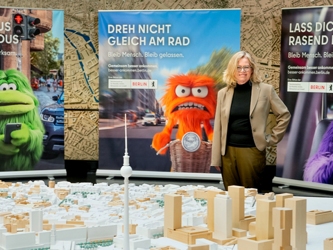 Start der Kampagne "Gemeinsam besser ankommen", Senatorin Ute Bonde vor den Kampagnenpostern mit den Verkehrsmonstern