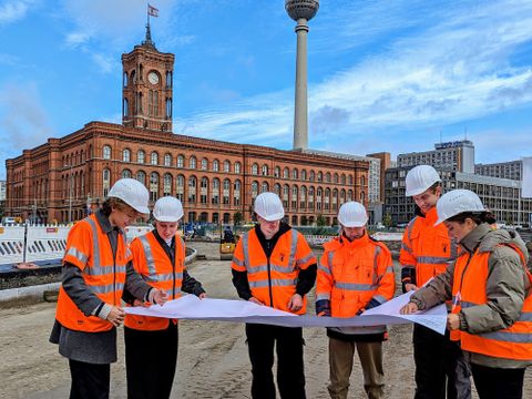 Studierende beim dualen Studium Bauingenieurwesen