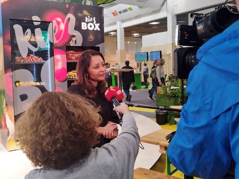 Senatorin Dr. Felor Badenberg gibt ein Interview auf der Grünen Woche, im Hintergrund: die Kiezbox