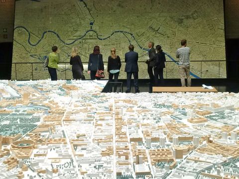 Delegation vor dem Stadtmodell