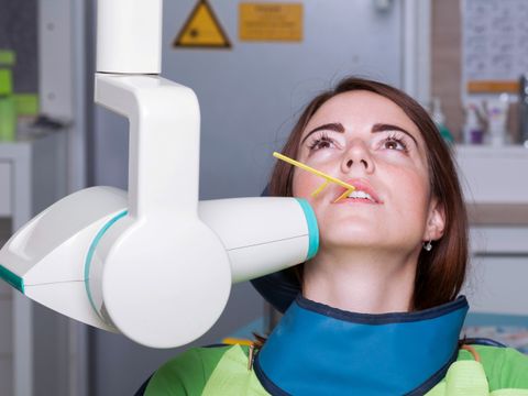 Erstellung einer Kiefer-Röntgenaufnahme bei einer Patientin