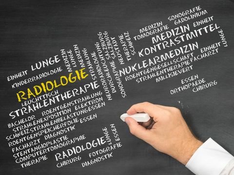 Symbolgrafik mit Begriffen aus Radiologie und Medizin auf einer Kreidetafel