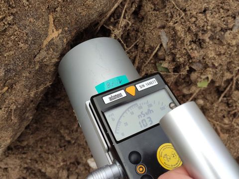 Dosisleistungsmessgerät in Bodennähe zeigt einen Messwert von 103 nSv/h.