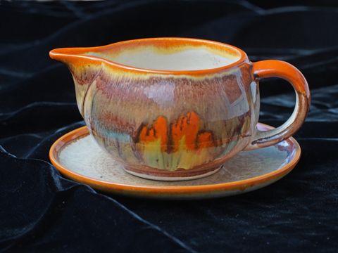 Orangefarbene uranhaltige Glasur eines Milchgießers. (Bild: SenMVKU)
