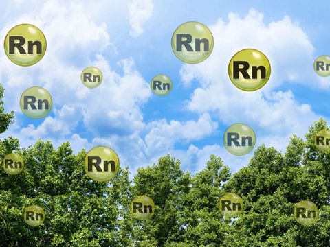 Symbolgrafik mit Radonsymbolen vor Naturhintergrund