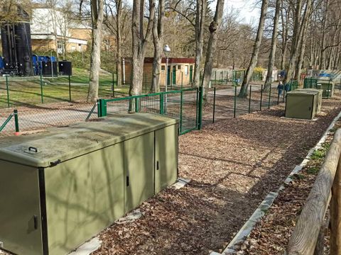 Brunnenstuben der Abwehrbrunnen (Vordergrund) und Grundwasserreinigungsanlage (Hintergrund) (Bild: IGB Ingenieurbüro für Grundwasser und Boden GmbH)