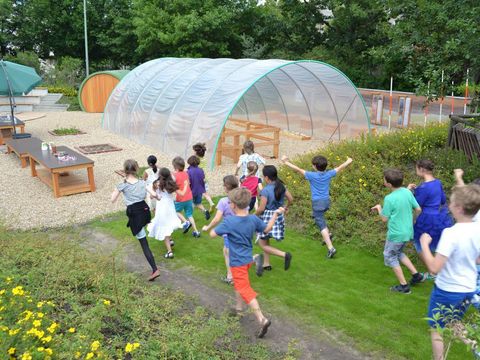 eine Gruppe Kinder rennt in den Bodengarten