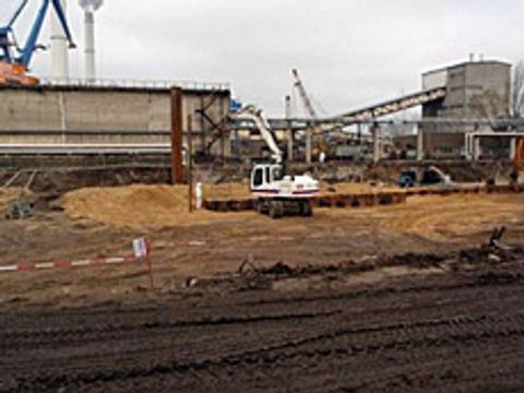 Tiefenenttrümmerung und Bodenaustausch im Bereich der Generatorgasanlage, ein weißer Bagger, der etwas aushebt