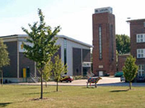 Teilfläche nach Abschluss der Sanierung, Blick auf Neubau Lagerhalle und Oberflächenabdichtung