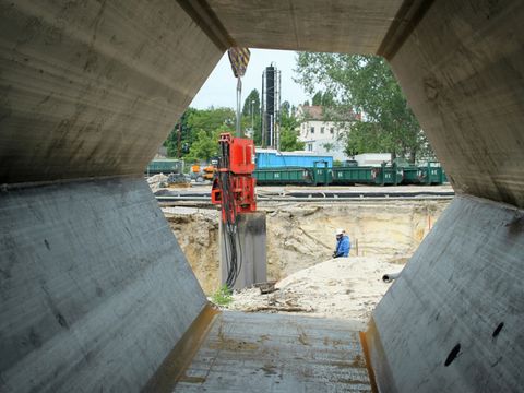 Wabenelement und Einbringen einer Wabe mittels eines Hochfrequenzrüttlers im Hintergrund (Bild: SenMVKU)