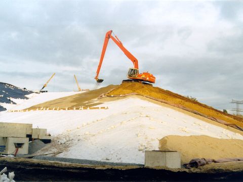 Oberflächenabdeckungsmaßnahmen einer Industrieablagerung (Bild: SenMVKU)