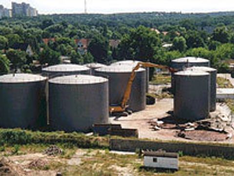 Rückbau der Hochtanks im Bereich des Agip-Tanklagers,