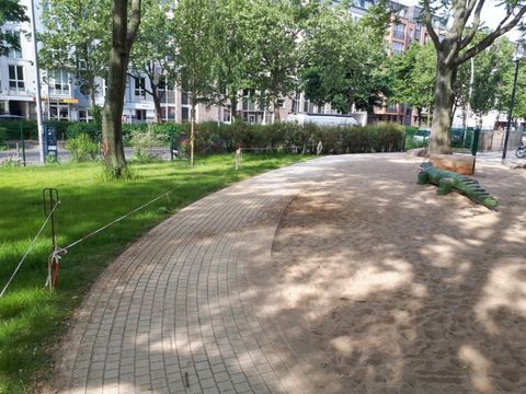 Garten für die Scherenbergstraße: Rundweg und Rasenfläche