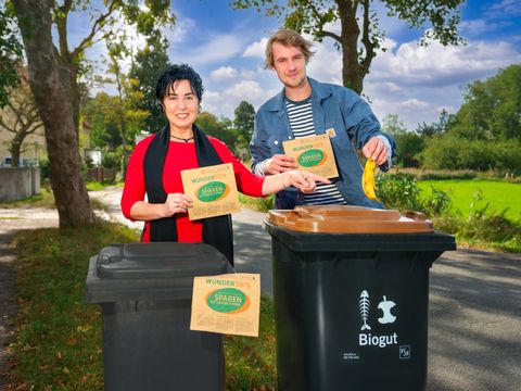 Bezirksbürgermeisterin Emine Demirbüken-Wegner unterstützte die Biotonnen-Aktion des Senats (Bild: SenMVKU / Marc Vorwerk)