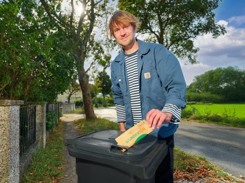 Senatsumweltverwaltung verteilt „Wundertüten“ an Restmülltonnen in Lübars, Reinickendorf
