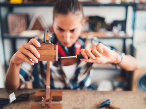 Handwerkerin in der Werkstatt