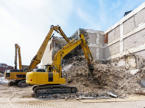 Nach Abriss eines Geschäftshauses wird der Bauschutt sortiert