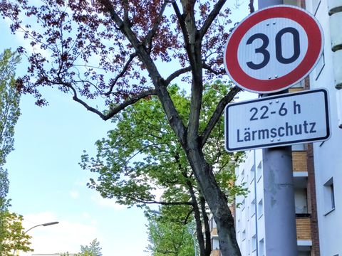 Tempo-30-Schild nachts