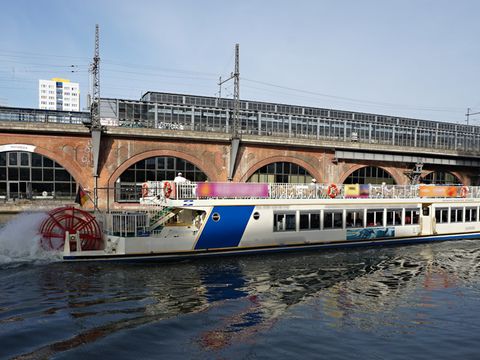 Fahrgastschiff auf der Spree