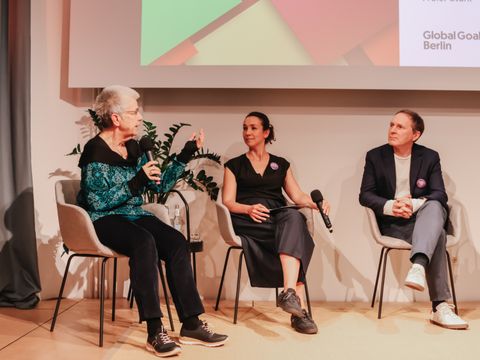 Im Zukunfts-Panel diskutieren unter anderem Elke Schilling von Silbernetz, Henrik Vagt von der IHK Berlin und die Moderatorin Claudia Brüninghaus (Bild: Frank R. Schröder)