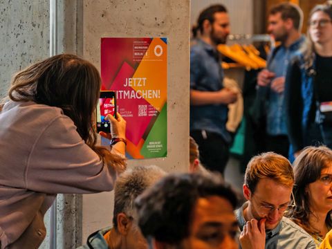 Teilnehmende scannt die QR Codes zur Vernetzung
